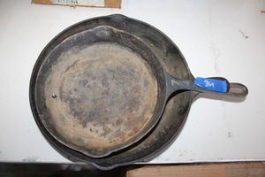 lot 369 image: Cast iron skillets 10 and 7, see photos
