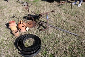 lot 399 image: Wheelbarrow parts, metal horseshoe stand, Texas shaped barbed wire, planters and garden trim