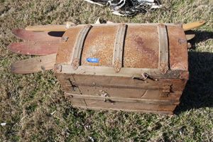 lot 402 image: Vintage wooden trunk (needs repair), and wooden water skis