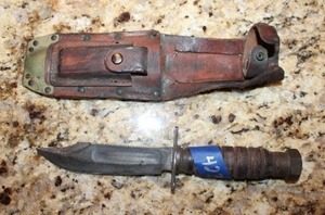 lot 423 image: Survival or military knife with sheath, see photos