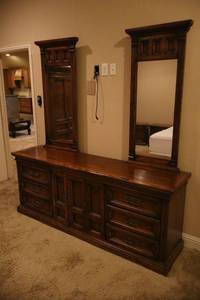 lot 463 image: Bedroom dresser with dual mirrors. Contains Burlington House furniture tag. Bring tools and helpers to remove