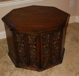 lot 462 image: Octagonal side table