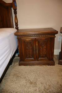 lot 458 image: Matching night side table