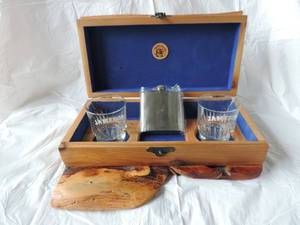 lot 13 image: Fancy Wood Box with 2 Glasss and a Flask