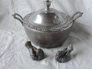 lot 19 image: Wilton Armetale Pewter Covered Tureen Bowl ,to bird figurines