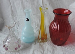 lot 23 image: small lot of vases as seen in pic.