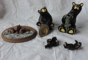 lot 27 image: Bearfoots Figurines by artist jeff fleming. These figurines are part of a series depicting bearsin various poses and one brown bear wall hanger 2 black bear pot hangers