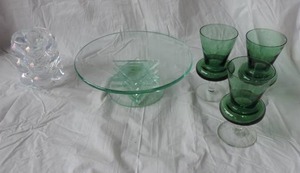 lot 28 image: vintage 3d star of david raised glass plate about 8 inchs 3 green glasss  one bubble looking vase