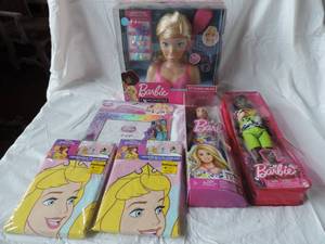 lot 32 image: 3 Barbie and princess frame and 2 princess reversible pillowcases all new