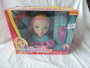 lot 40 image: hair styling doll new