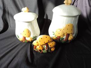 lot 49 image: 2 mushroom canister and mushroom napkin holder