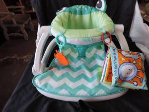 lot 55 image: small frog baby sit and play