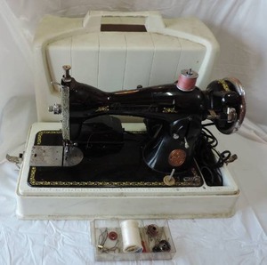 lot 65 image: Vintage De Luxe Family sewing machine