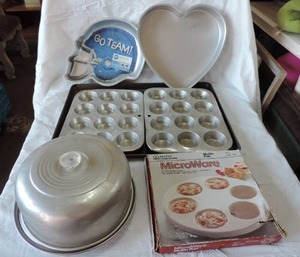 lot 69 image: baking pans