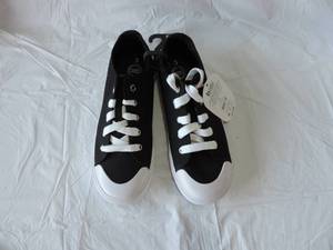 lot 132 image: Wonder nation size 5 shoes
