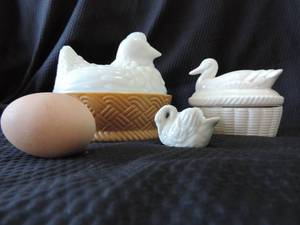 lot 139 image: Hen On Nest  Duck on Nest  Ceramic egg and a small Swan figure