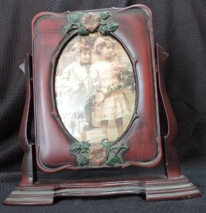 lot 146 image: Vintage wood picture frame that Swivels