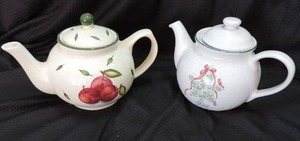 lot 148 image: 2 teapots- 0ne with Appels One with flowers with a red bird on it