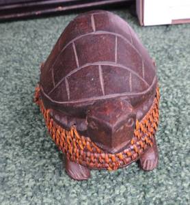 lot 157 image: Turtle Fans Wooden Turtle Trinket Box