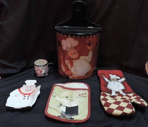 lot 207 image: mixed kitchen set Bag holder  small cup  spoon rest  2 oven mitts