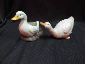 lot 214 image: 2 ducks figurines