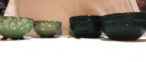 lot 221 image: mixed lot of bowls   2 green decorative  and 2 dark green ones with grape pattern