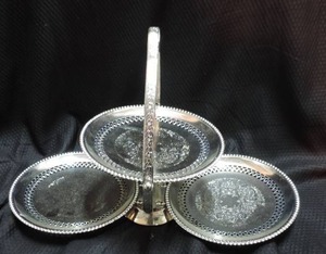 lot 226 image: fold up serving tray