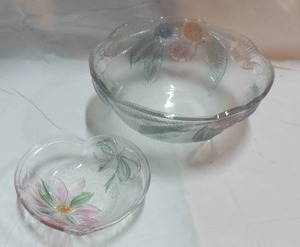 lot 232 image: 9 Salad serv Bowl Crystal Floral  small heart shaped bowl with poinsettia pattern