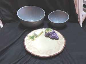 lot 248 image: high back bowls hard to see in pic one side is higher than the other on the bowls and a decorative cheese plate