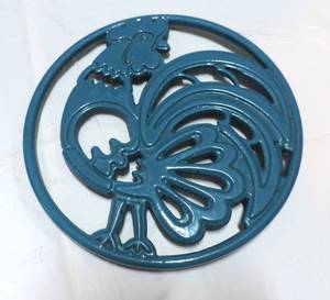 lot 253 image: rooster scrolls trivet hot pot plate holder
