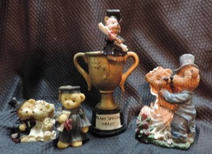 lot 255 image: small collection of bears