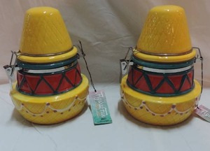 lot 265 image: 2 Sombrero Containers