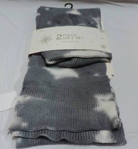 lot 271 image: Scarf and hat set new