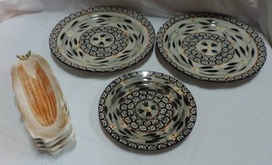 lot 276 image: mixed lot 3 QVC Plates and 4 Decorative corn trays