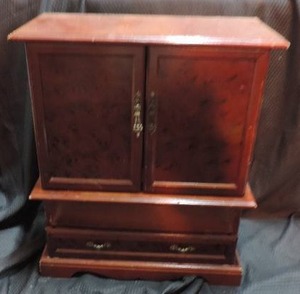 lot 280 image: jewelry box missing the small top drawer