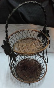 lot 289 image: Two-tier basket stand