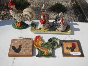 lot 8 image: SMALL ROOSTER WALL SIGNS QTY 2, ROOSTER DCOR, 2 ROOSTER PLATES