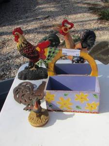 lot 11 image: HANDLED ROOSTER BASKET, ROOSTER DCOR