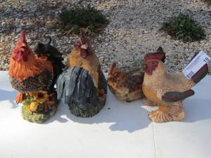 lot 19 image: QTY 4 ROOSTER FIGURINES
