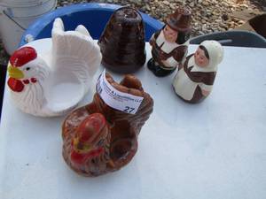 lot 27 image: CHICKEN , MARQUEST SALT SHAKER, PILGRAM SALT & PEPPER SHAKER