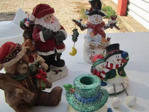 lot 38 image: Santa and snowmen home dcor