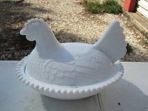 lot 40 image: Milk Glass CHICKEN ON A NEST