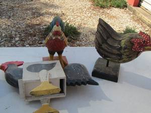 lot 41 image: wooden rooster dcor