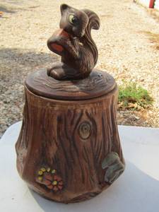 lot 2 image: Squirrel cookie jar with lid  2624c