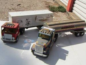lot 67 image: 2 vintage big rig trucks