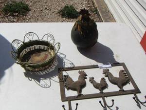 lot 74 image: rooster basket- rooster wall key holder plus