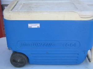lot 84 image: Igloo on wheels cooler ice chest