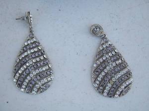 lot 3 image: beautiful pair of womens earrings, no markings
