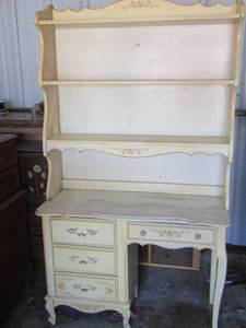 lot 5 image: White VANITY 4 drawer  3 SHELVES  - 2 piece needs cleaned but sturdy good shape