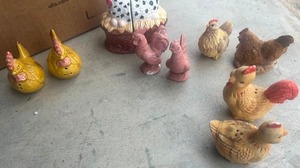lot 123 image: CHICKENS  & ROOSTER  SALT and PEPPER SHAKERS